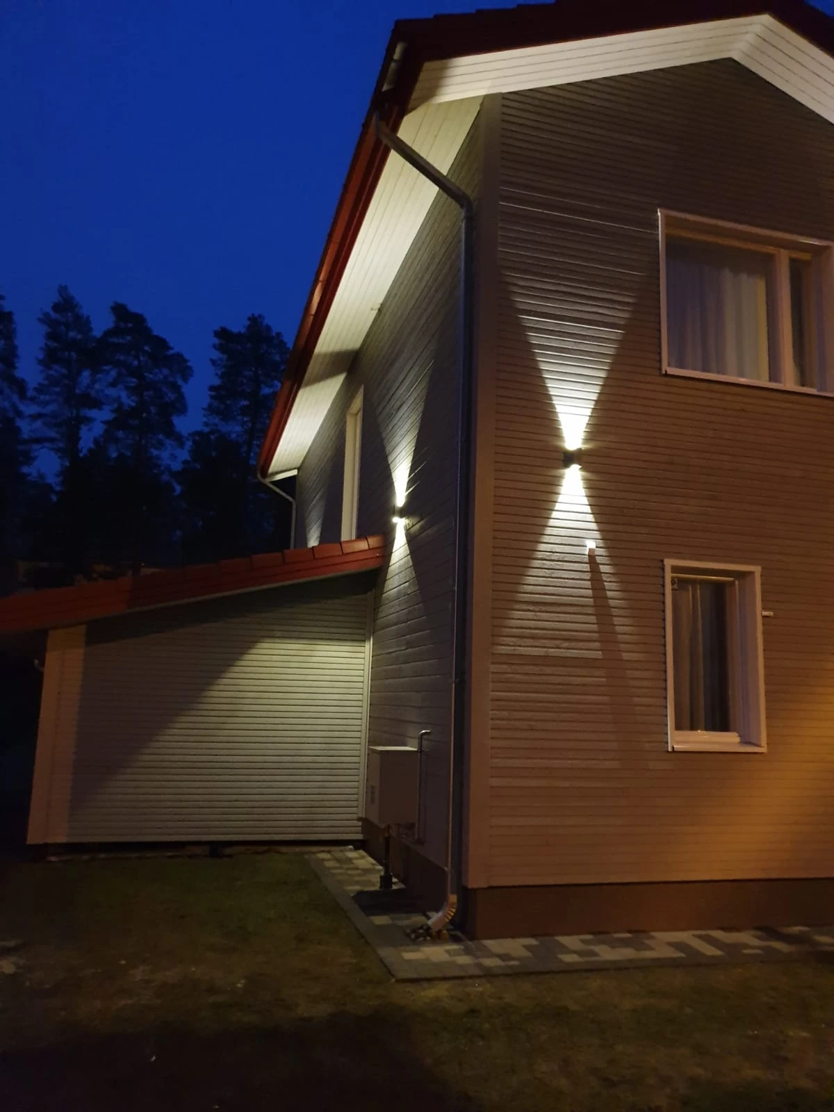 Privātmājas fasādes apgaismojums Pavasara ielā